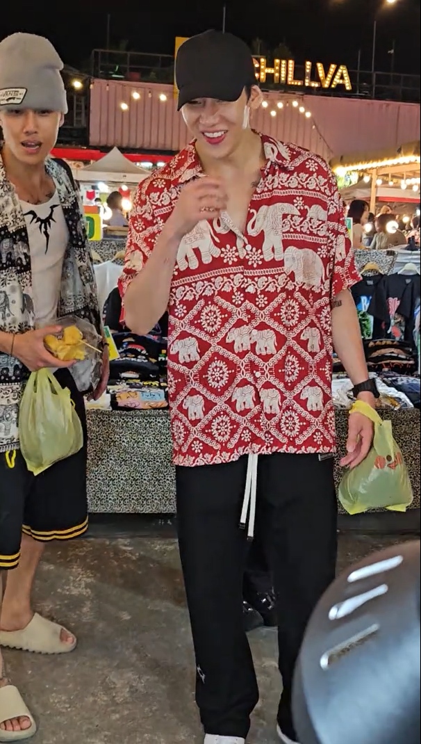 แบมแบม GOT7 เดินตลาดนัดภูเก็ต เจอเคสมือถือรูปตัวเอง