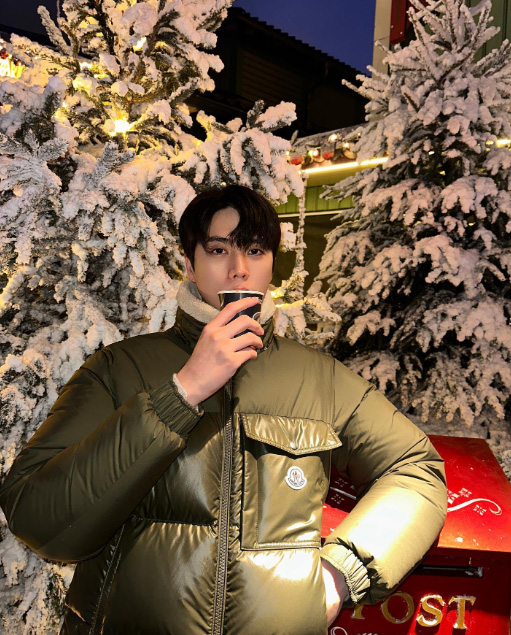 15 ไอเดียถ่ายรูปกับต้นคริสต์มาส โพสท่าเท่ ๆ ฉบับหนุ่มคนดัง