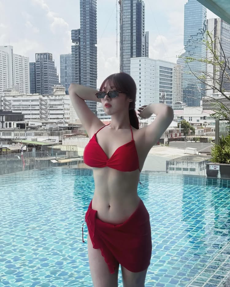 พลอย พลอยสุรีย์ ไอดอลสาวสุดฮอต