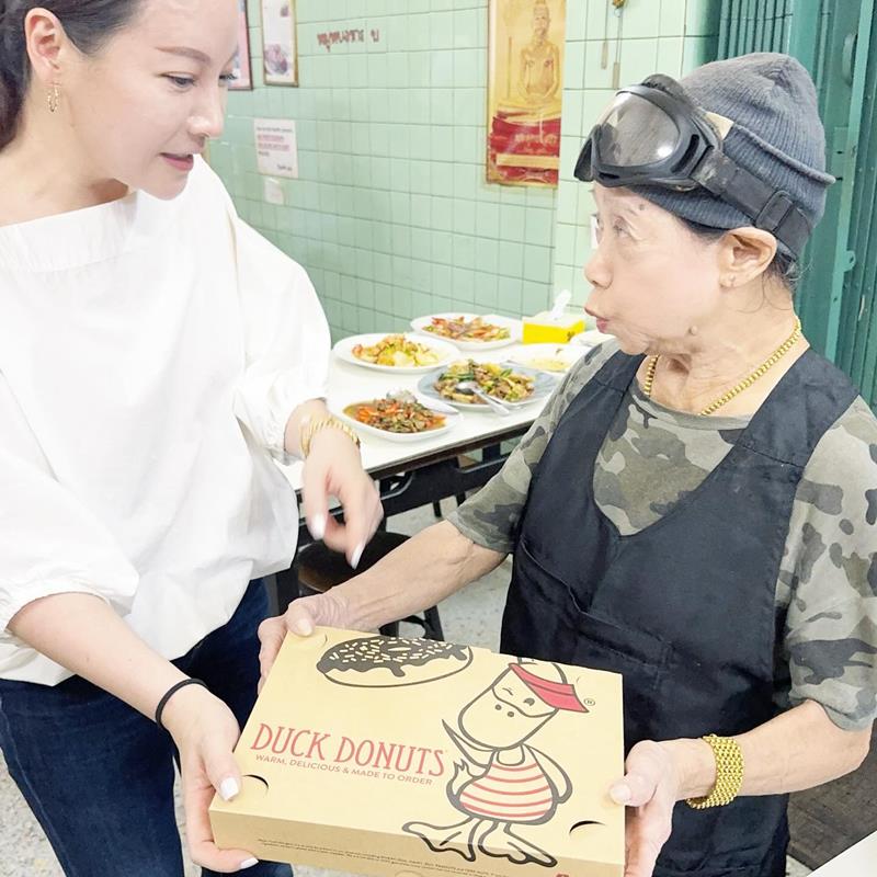 ลิซ่า กินข้าวร้านเจ๊ไฝ 