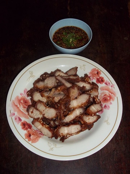 หมูสามชั้นทอดกระเทียมพริกไทย