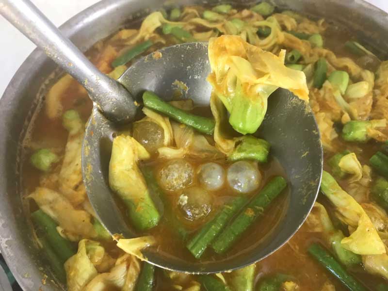 แกงเหลืองไข่ปลาริวกิวผักรวม