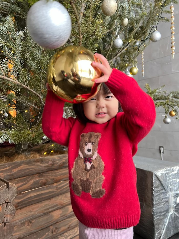 แพทริเซีย พาน้องเอลิเซีย และน้องแพทริค สัมผัสหิมะที่ญี่ปุ่น