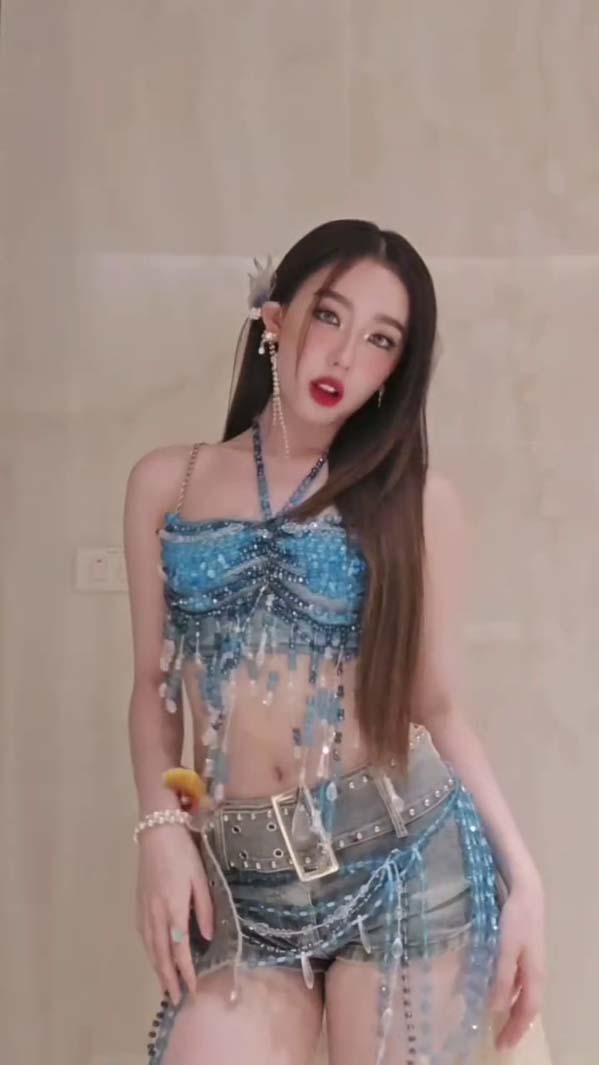 อ๊ะอาย 4EVE แปลงโฉมเป็นนางฟ้าแมงกะพรุน