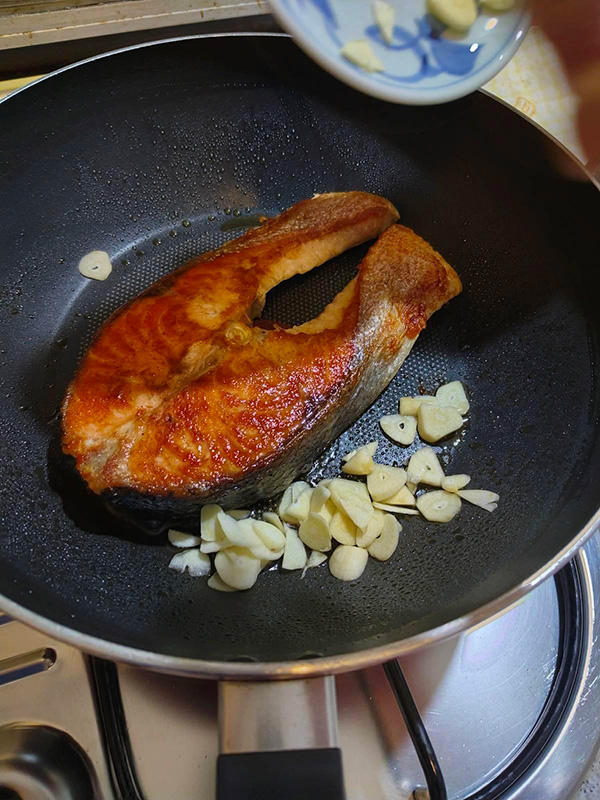 สเต๊กปลาแซลมอนซอสเนยสดกระเทียม เมนูสเต๊กปลาแซลมอน อาหารฝรั่ง เมนูสุขภาพ