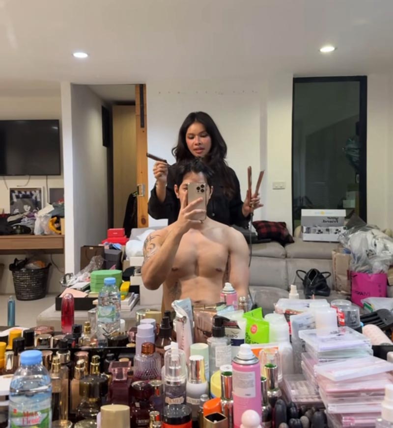 มิกซ์ เฉลิมศรี ลงรูปคู่หนุ่มหล่อถอดเสื้ออวดกล้าม