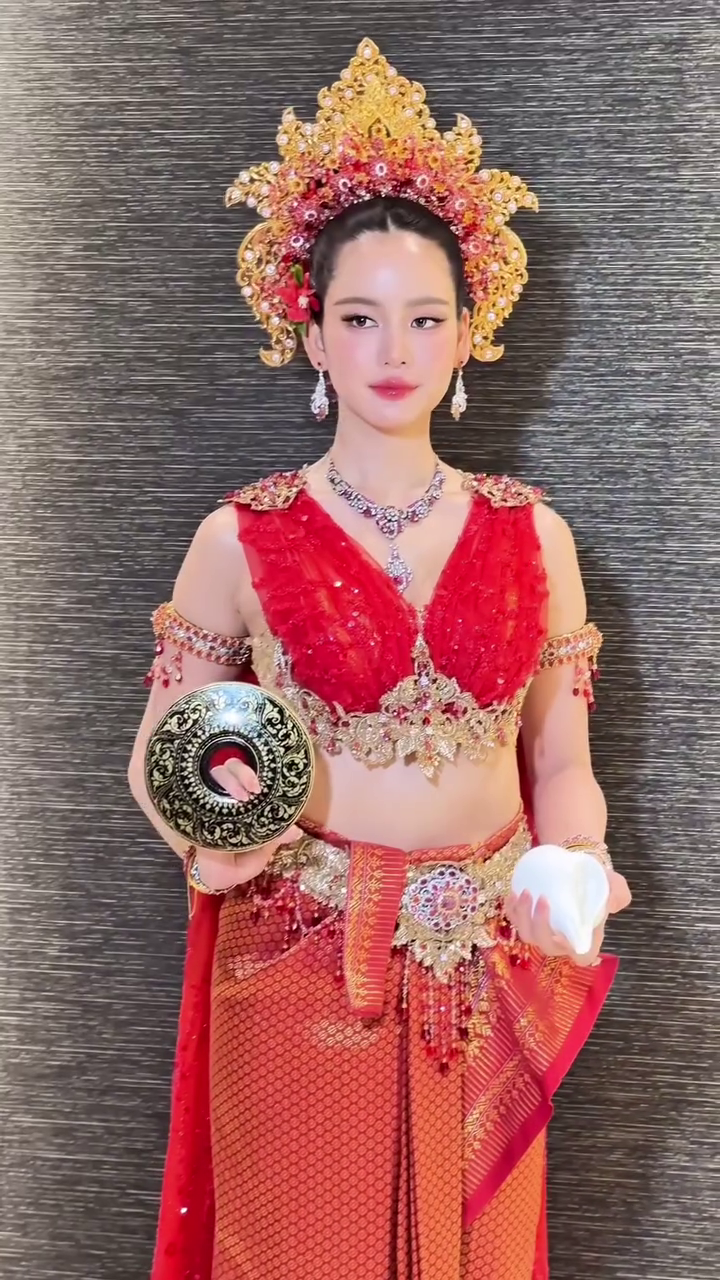 โบว์ เมลดา สวมชุดไทย ร่วมขบวนแห่นางสงกรานต์