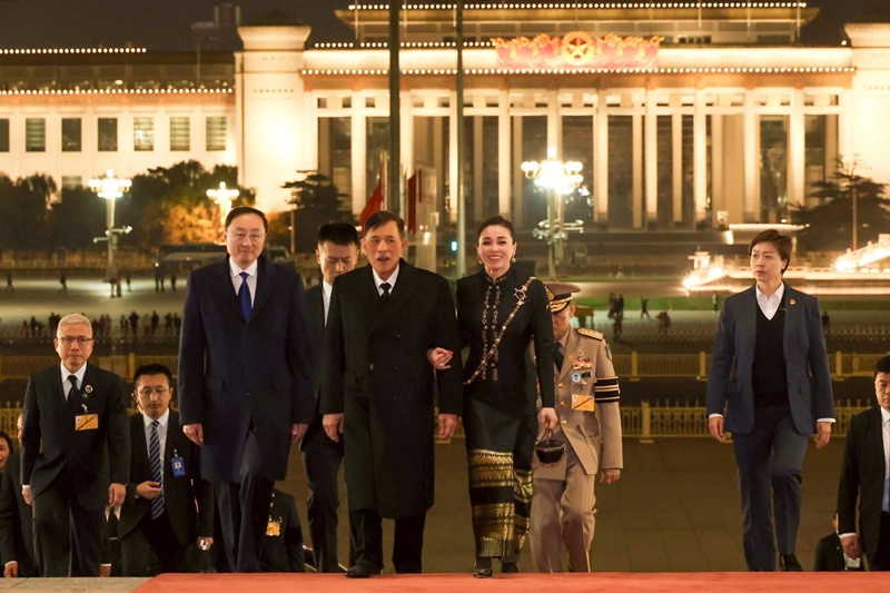 พระราชินีสุทิดา ทรงฉลองพระองค์งดงามระหว่างเสด็จเยือนจีน