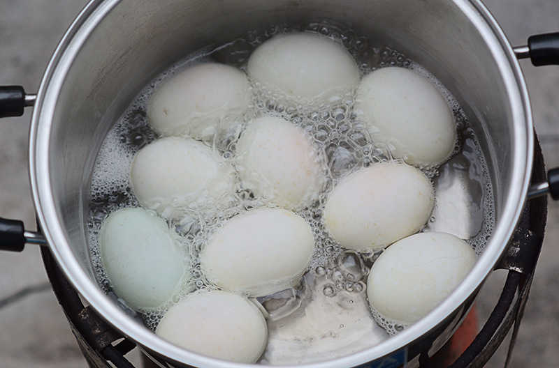 การต้มไข่ยางมะตูม พร้อมเคล็ดลับเด็ดต้มให้ไข่เยิ้มเหมือนซื้อที่ร้าน