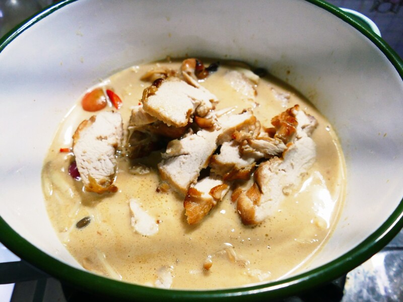 ต้มข่าไก่อบ