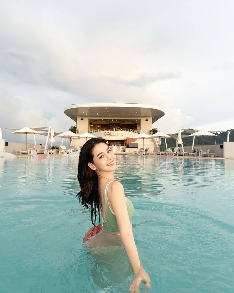 โม อมีนา ชีเสิร์ฟ ทูพีซรับหน้าฝนแบบฮอตฉ่า