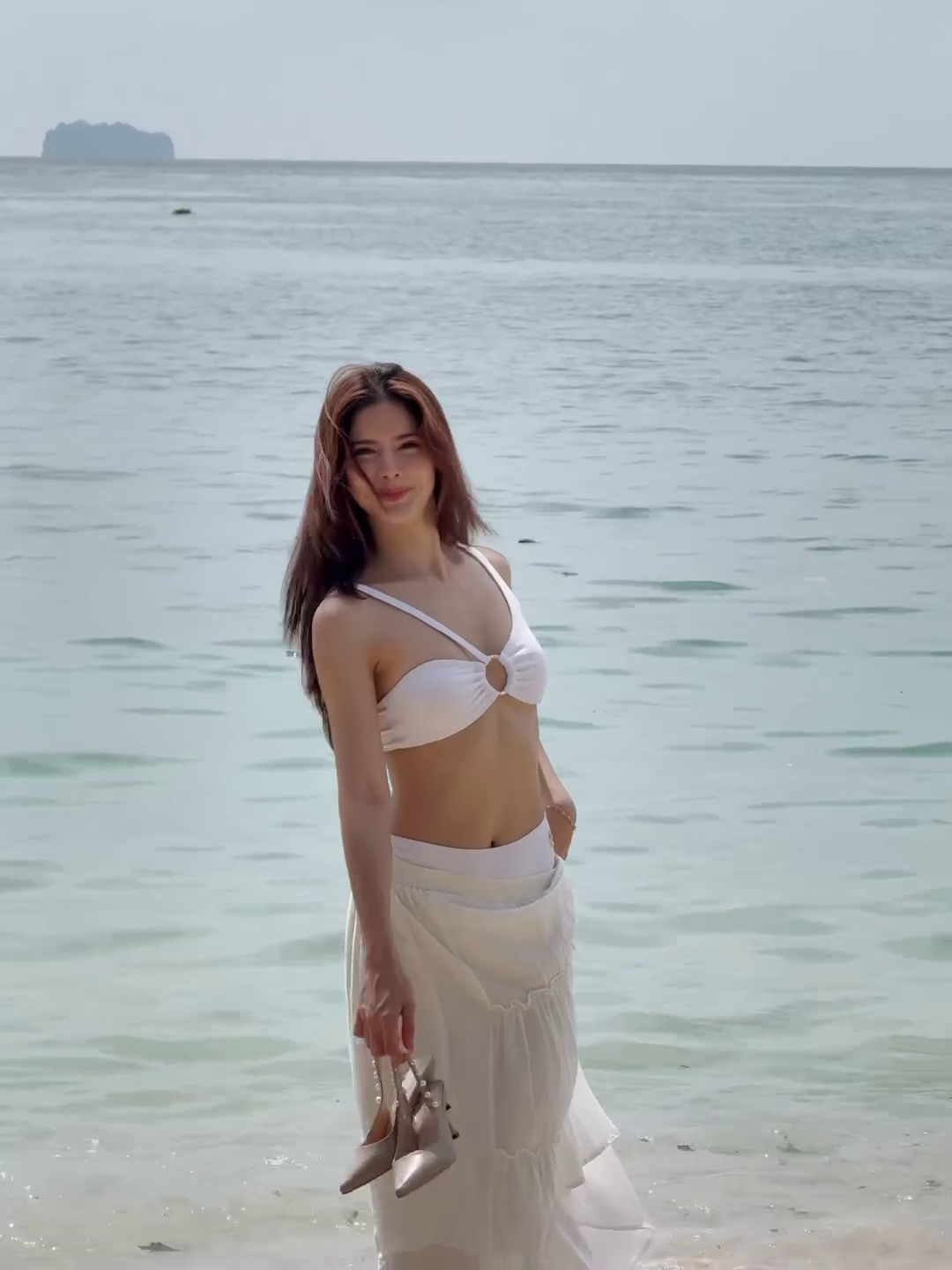 กานต์ ณัฐชา เปิดโหมดเซ็กซี่ นุ่งทูพีซอวดหุ่นสวยริมทะเล