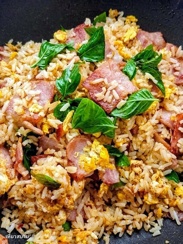 ข้าวผัดเบคอนพริกแห้งใส่โหระพา ข้าวผัดเบคอน เมนูเบคอน อาหารจานเดียว สูตรอาหาร