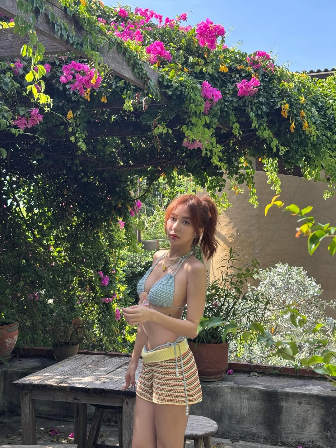 น้ำฝน ปริตา จัดบิกินี่ แชะภาพริมสระว่ายน้ำ