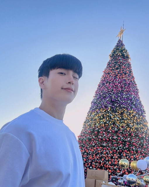 15 ไอเดียถ่ายรูปกับต้นคริสต์มาส โพสท่าเท่ ๆ ฉบับหนุ่มคนดัง