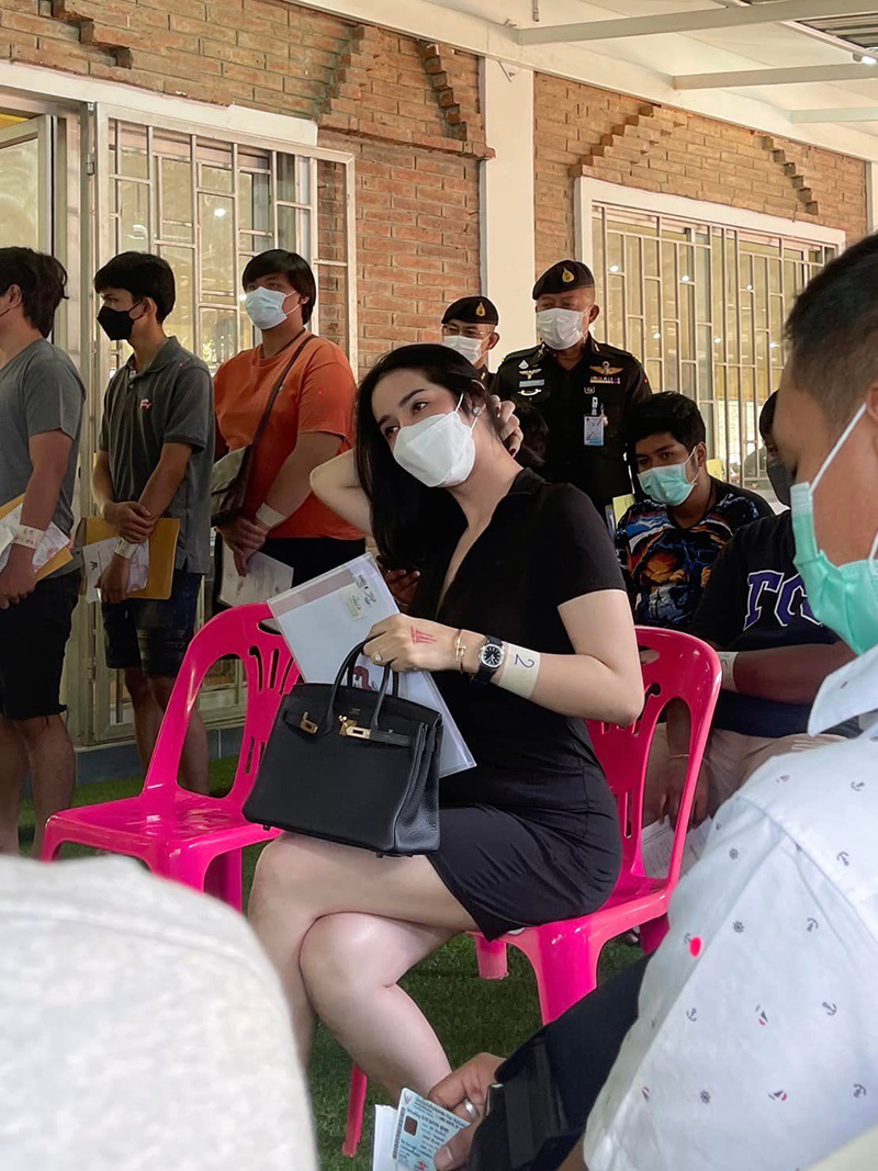 นารา เครปกะเทย