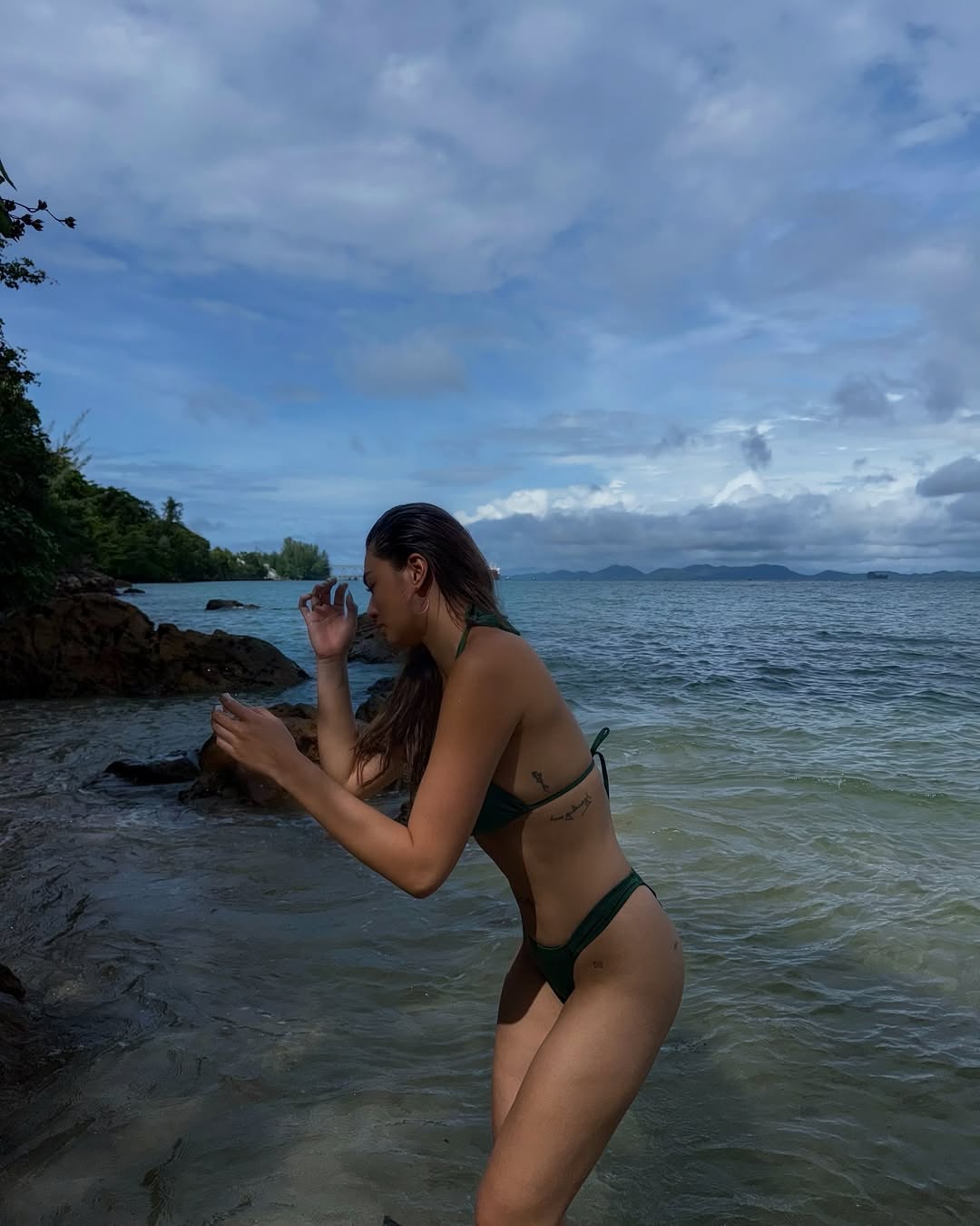 แอนชิลี สก๊อต-เคมมิส โชว์อึ๋มล้นบิกินี่ริมทะเล