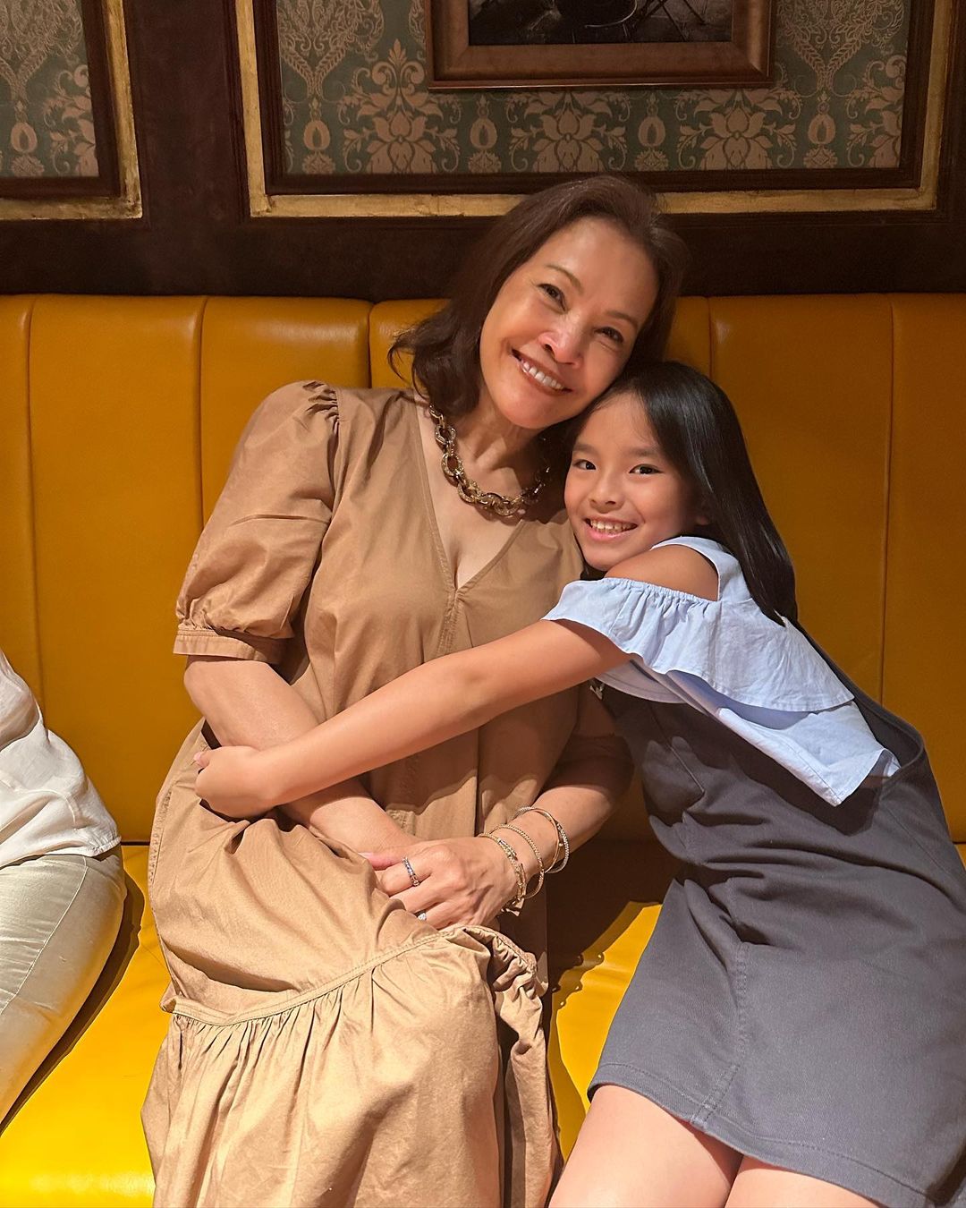 แอฟ พา น้องปีใหม่ ไปหา ปู่ไพวงษ์ แชะภาพอบอุ่น มื้อนี้อิ่มอร่อยพร้อมหน้า ...