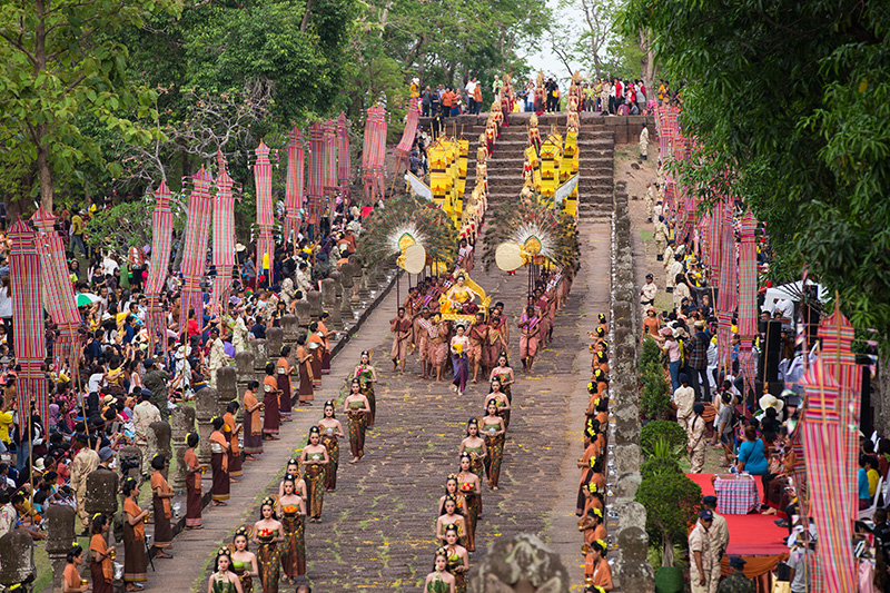 ประเพณีขึ้นเขาพนมรุ้ง 2569