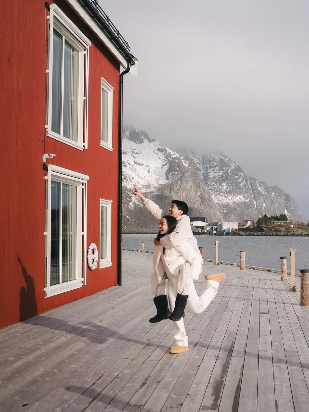 ไผ่ พาทิศ ขอแต่งงาน น้ำตาล พิจักขณา เผยโมเมนต์เซย์เยส โรแมนติกแบบโบ๊ะบ๊ะ