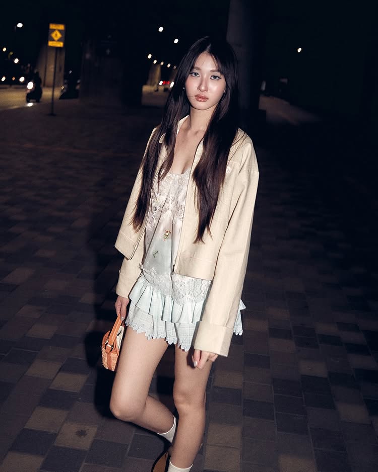 วิว เบญญาภา เสิร์ฟทูพีซท่อนบนออกมาเขย่าใจเอฟซี