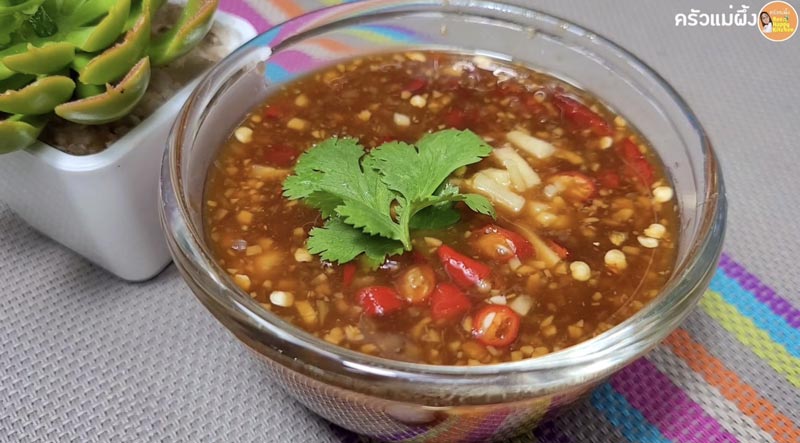 อาจจะโรยใบผักชีบนน้ำจิ้มข้าวมันไก่ด้วยก็ได้