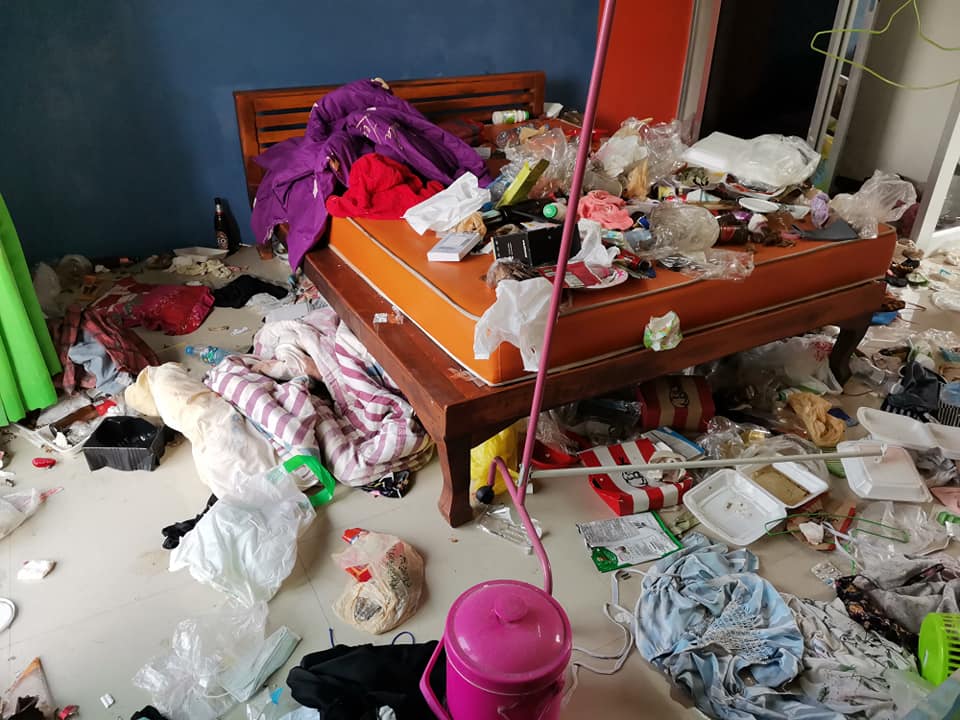 ขยะล้นห้อง