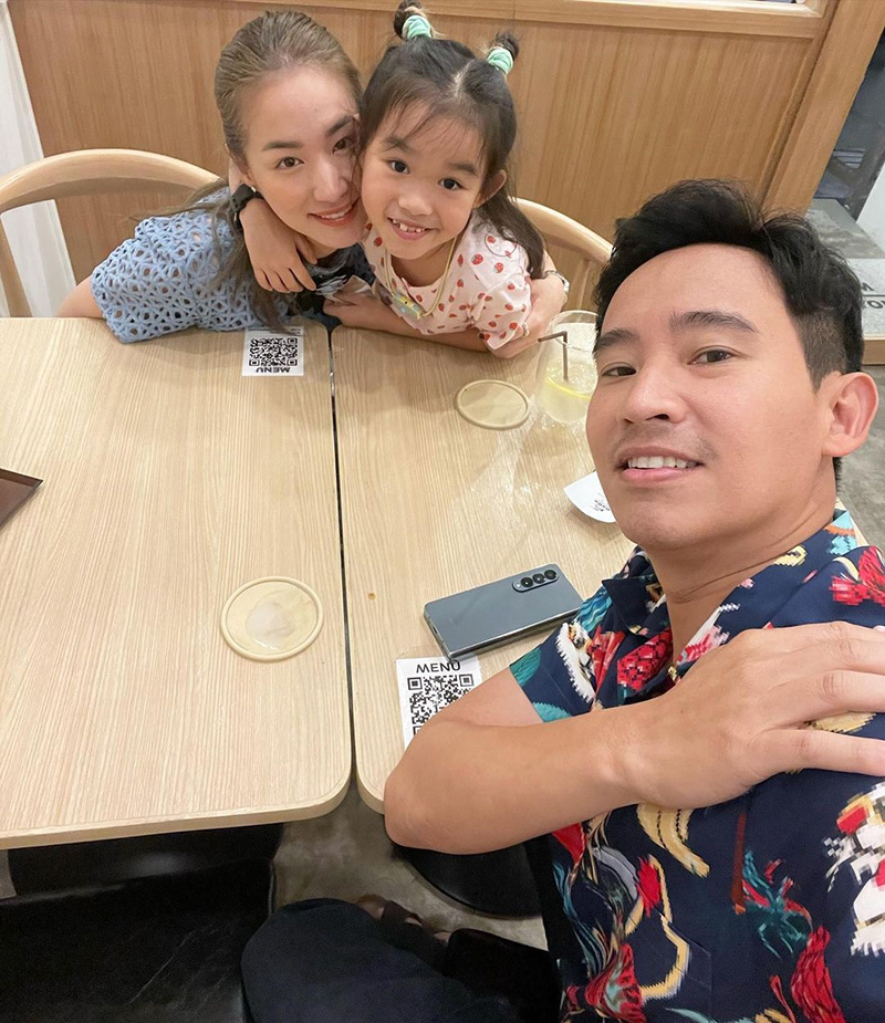 ทิม พิธา อุ้ม น้องพิพิม ประกาศชัยชนะ เลือกตั้ง 2566 อดีตภรรยา ต่าย ชุติมา 