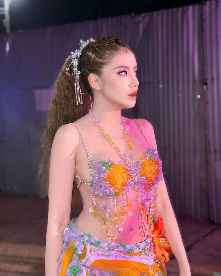 ใบเตย อาร์สยาม ใส่ทูพีซ โชว์หุ่นขาวเนียนริมทะเล