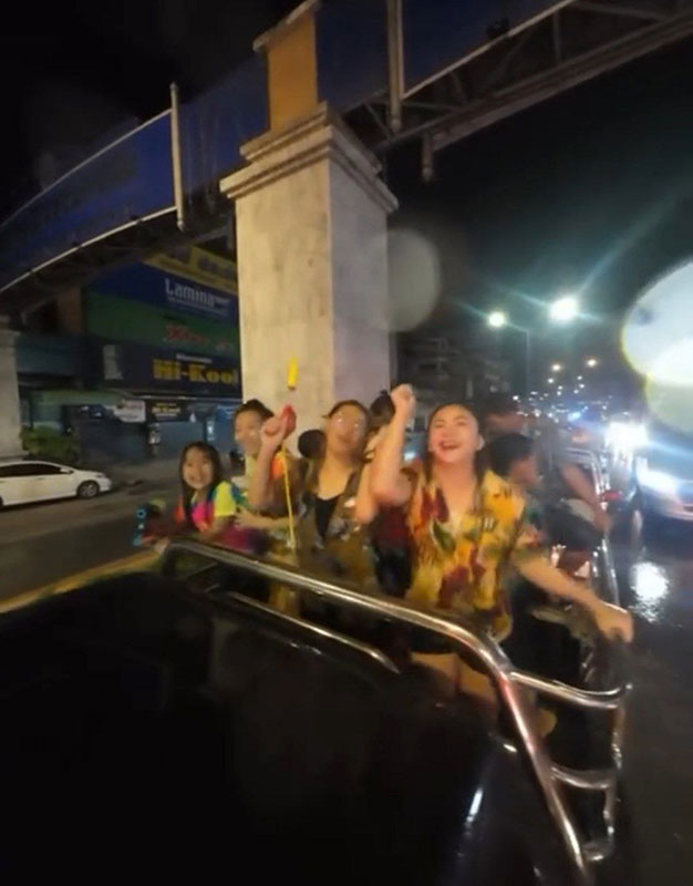 ชาคริต แอน เล่นสงกรานต์