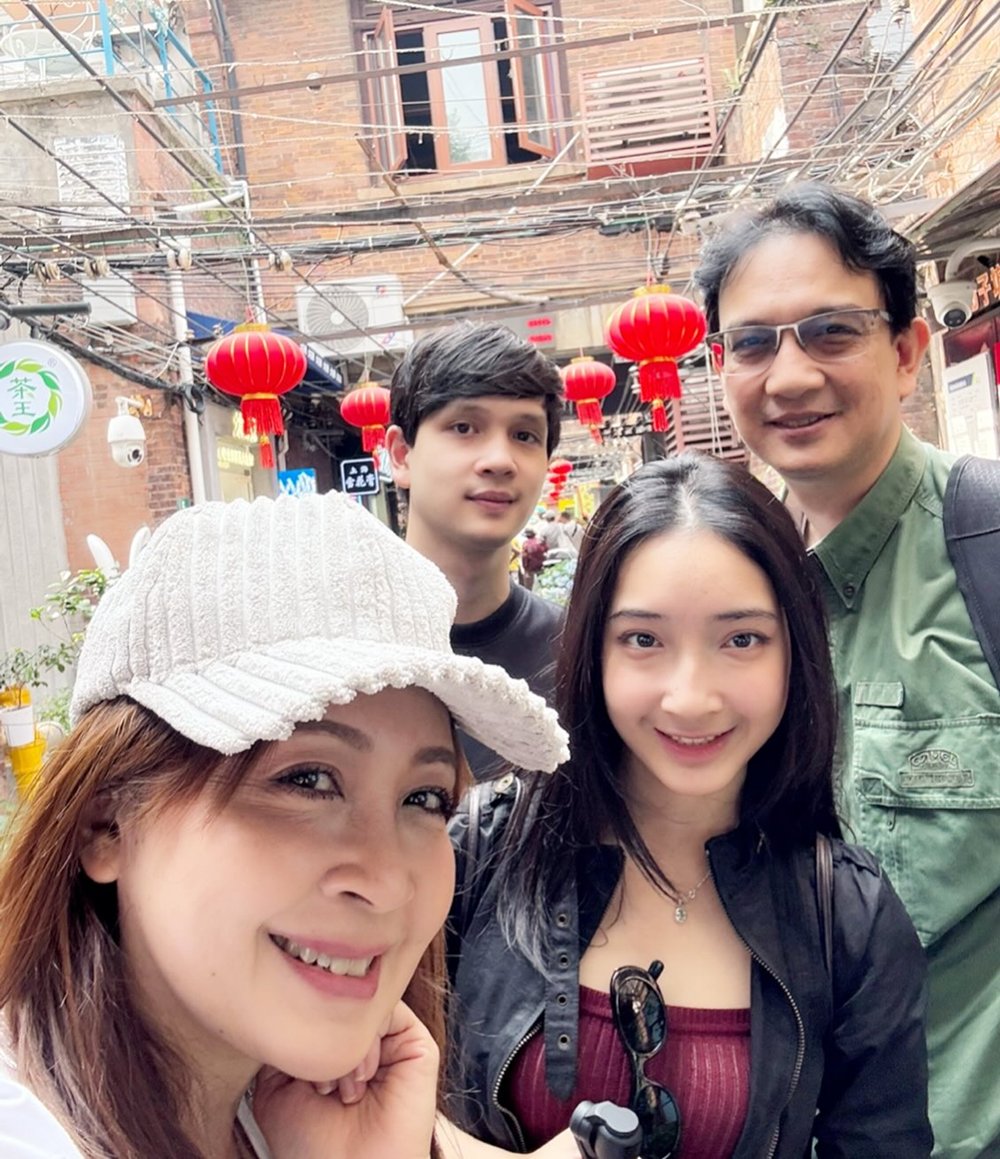 น้องเน็ต ลูกชาย น็อต-กวาง ทำเลสิก แต่คนโฟกัสความหล่อถอดแบบพ่อ อย่างกับแฝด !