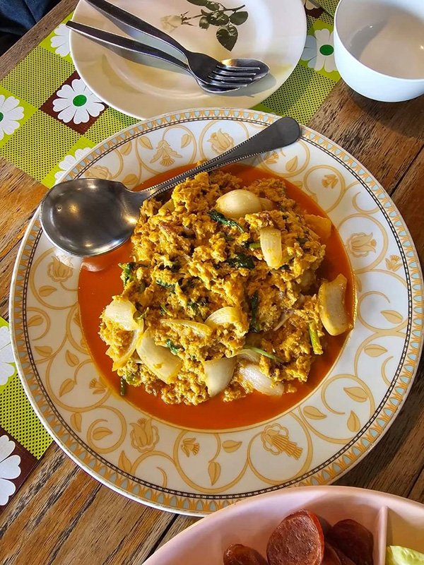 ร้านอาหารระเบียงแก้ว โคราช ปูผัดผงกะหรี่