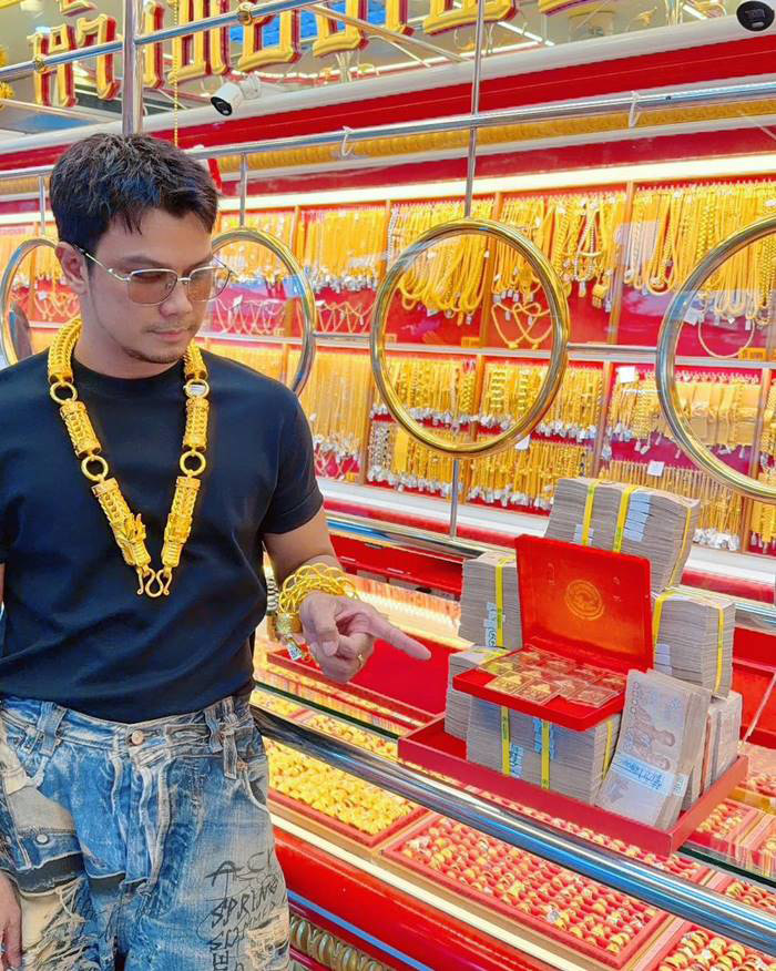 หนุ่ม กะลา หอบเงินล้านซื้อทอง 100 บาท