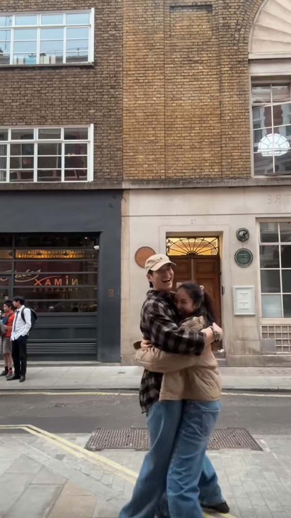 โบว์ ถึงกับเหวอ อาเล็ก บินเซอร์ไพรส์ถึงลอนดอน