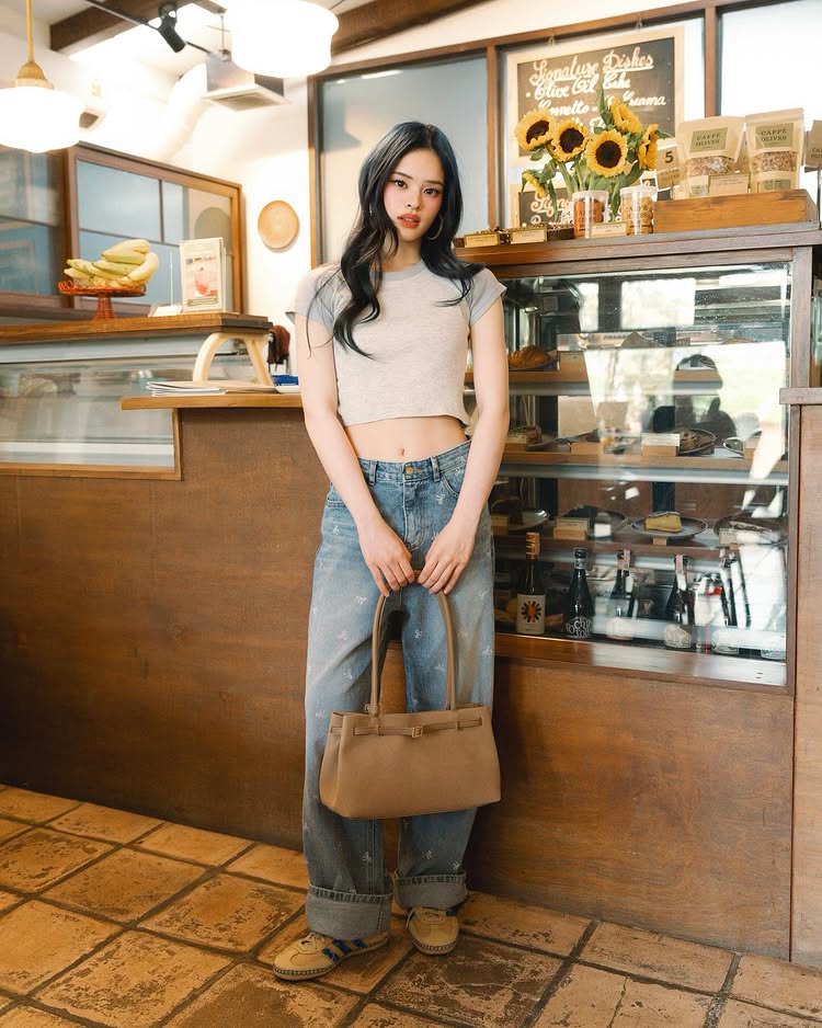 แอลลี่ อชิรญา กับแฟชั่นชุดเดินตลาดกลางคืนที่หัวหิน