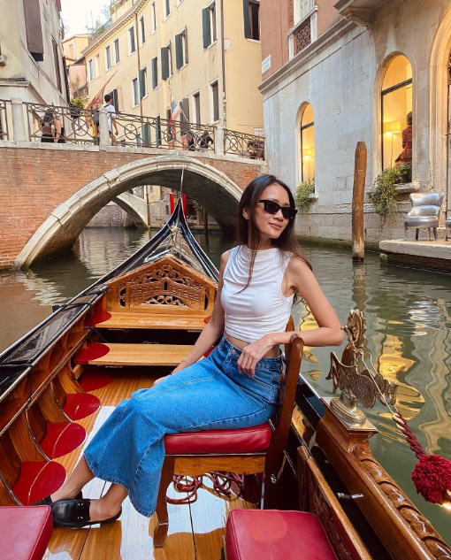 เจนนี่ ว่าที่เจ้าสาว อเล็กซ์ เรนเดลล์ เปิดประวัติสาวหน้าเก๋ โปรไฟล์เริด หวานใจนักแสดงหนุ่ม