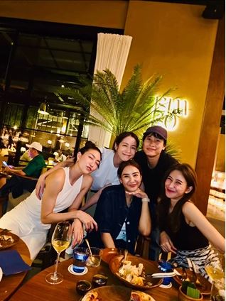 ชิปปี้ ศิรินทร์ ฉลองวันเกิดกับแก๊งนางเอกตัวแม่