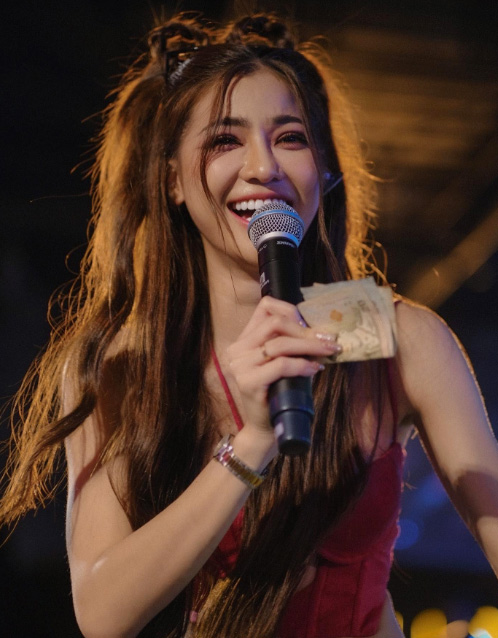 แบม ไพลิน ประวัติ