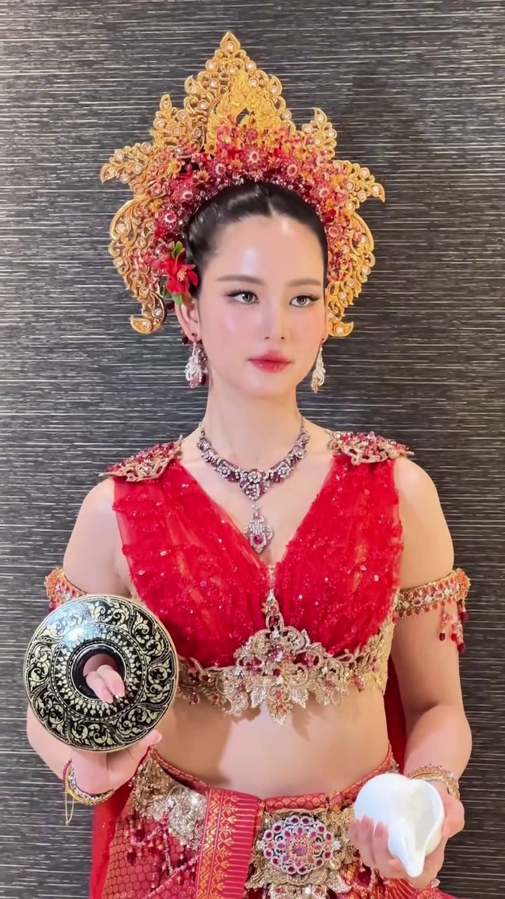 โบว์ เมลดา สวมชุดไทย ร่วมขบวนแห่นางสงกรานต์