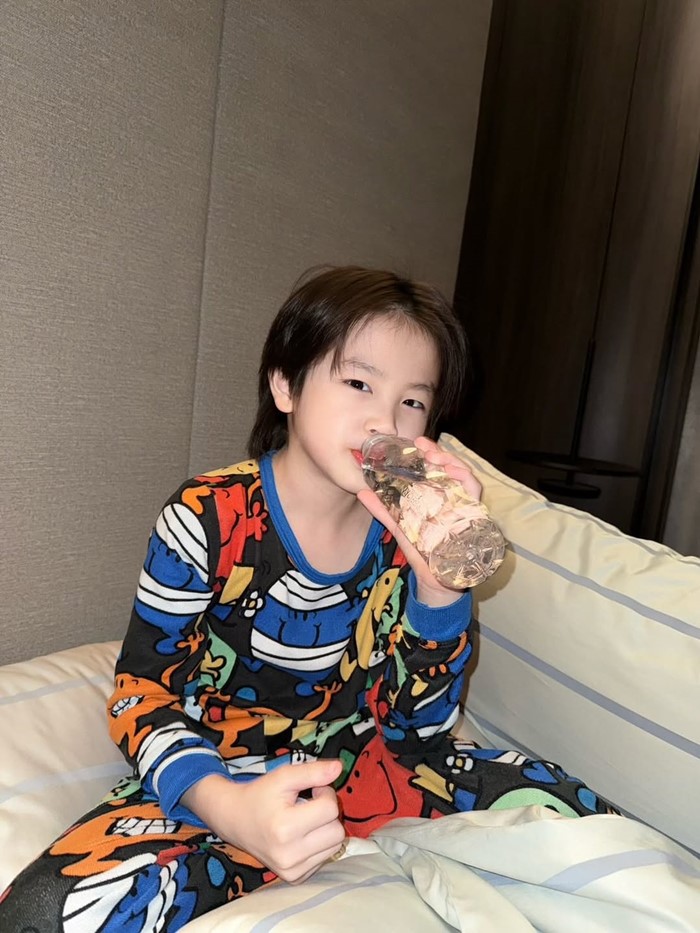 ลูกชายบอย โชคชัย ทำบัตรครั้งแรกในวัย 7 ขวบ หน้าตาหล่อมาก