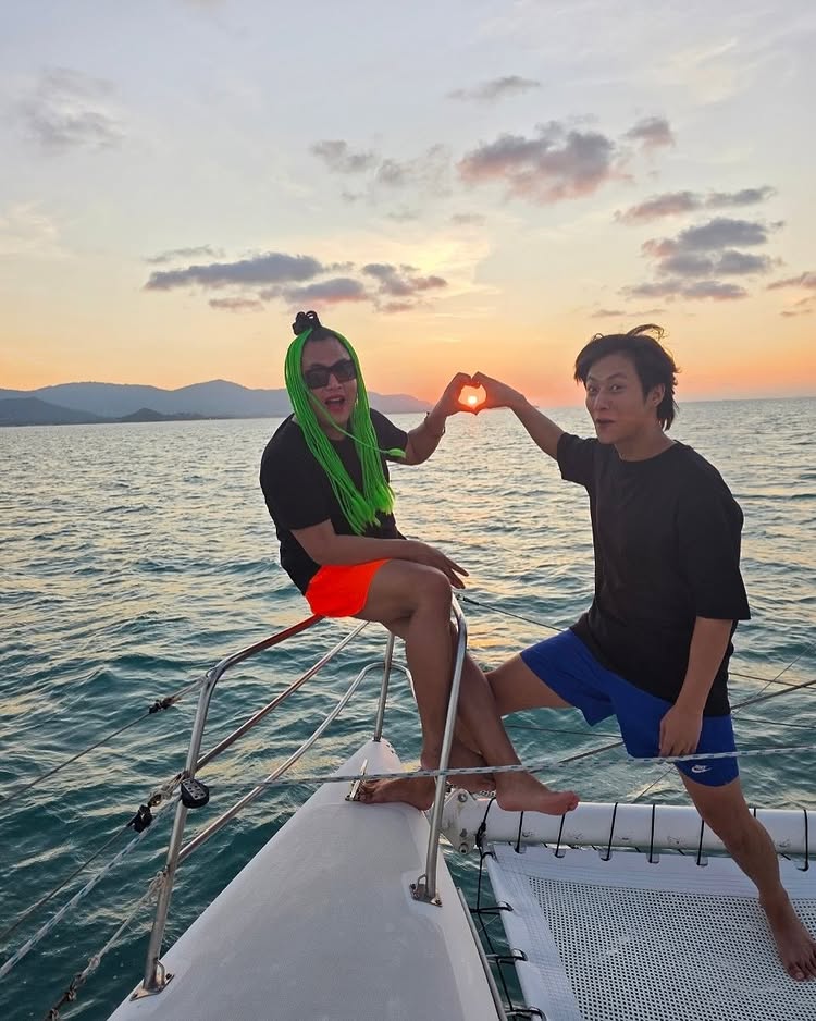 พี่จอง คัลแลน น้องแดน 3 หนุ่มเกาหลี แต่งหล่อใส่สูท ทำเอฟซี กรี๊ดสลบ