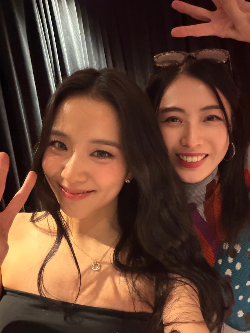 สาวปริศนาถ่ายเซลฟี่คู่ จีซู BLACKPINK