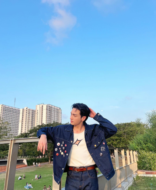 โอบนิธิ แต่งตัวฮิปปี้ชาย