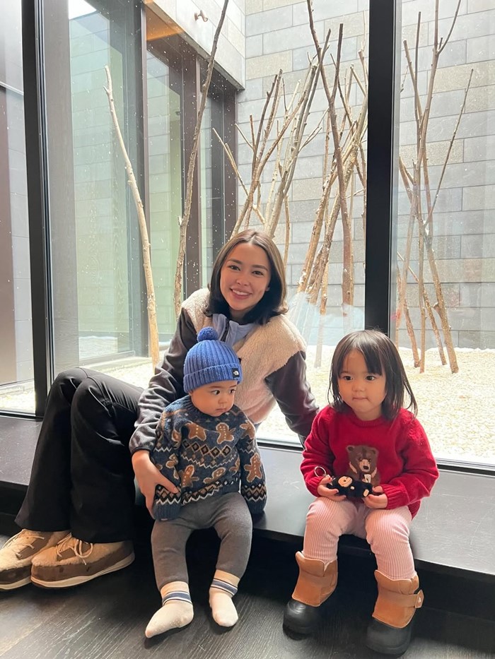 แพทริเซีย พาน้องเอลิเซีย และน้องแพทริค สัมผัสหิมะที่ญี่ปุ่น