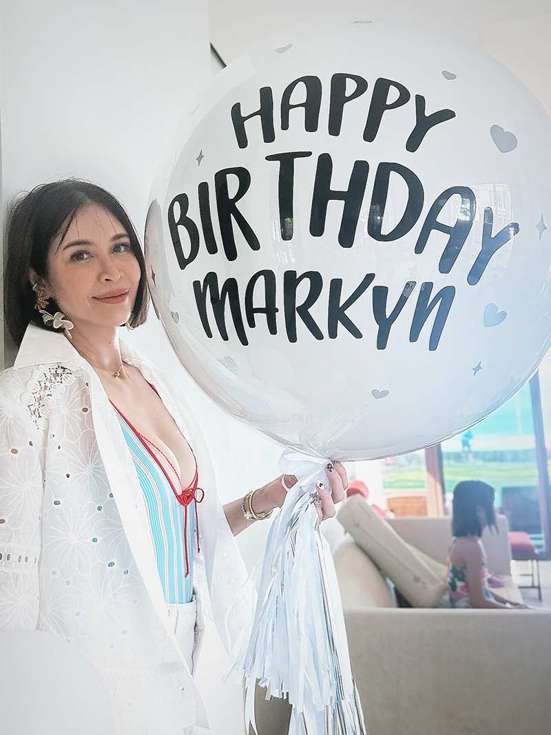 เมย์ มาริษา อวดหุ่นเซี๊ยะในชุดว่ายน้ำ