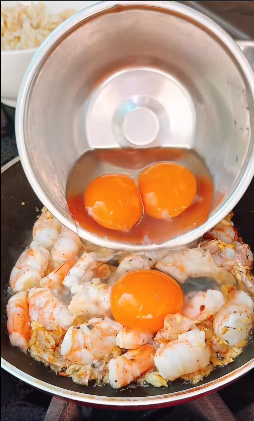 ไข่ดาวกุ้งกระเทียม เมนูไข่ เมนูกุ้ง สูตรอาหาร วิธีทำ