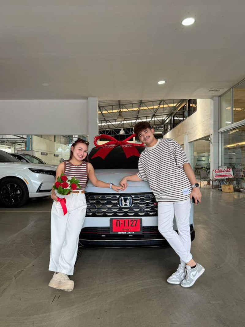 ลิลลี่ ได้หมดฯ ยิ้มปลื้ม ออกรถใหม่ป้ายแดง 