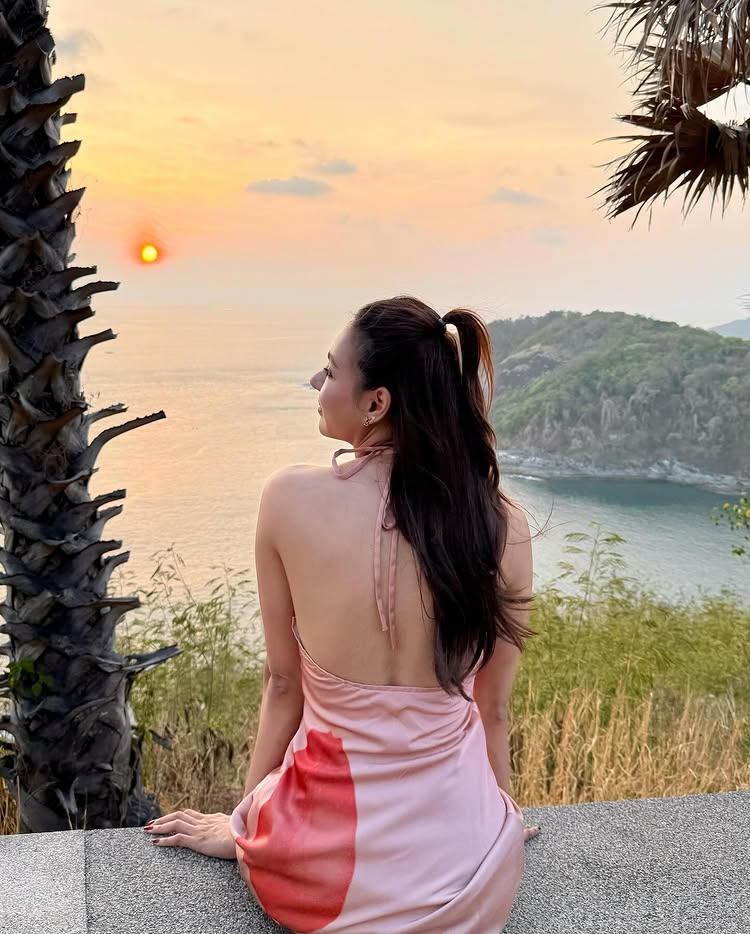 พลอย พีรชาดา นางเอกหน้าสวยกับลุคเซ็กซี่ที่ภูเก็ต