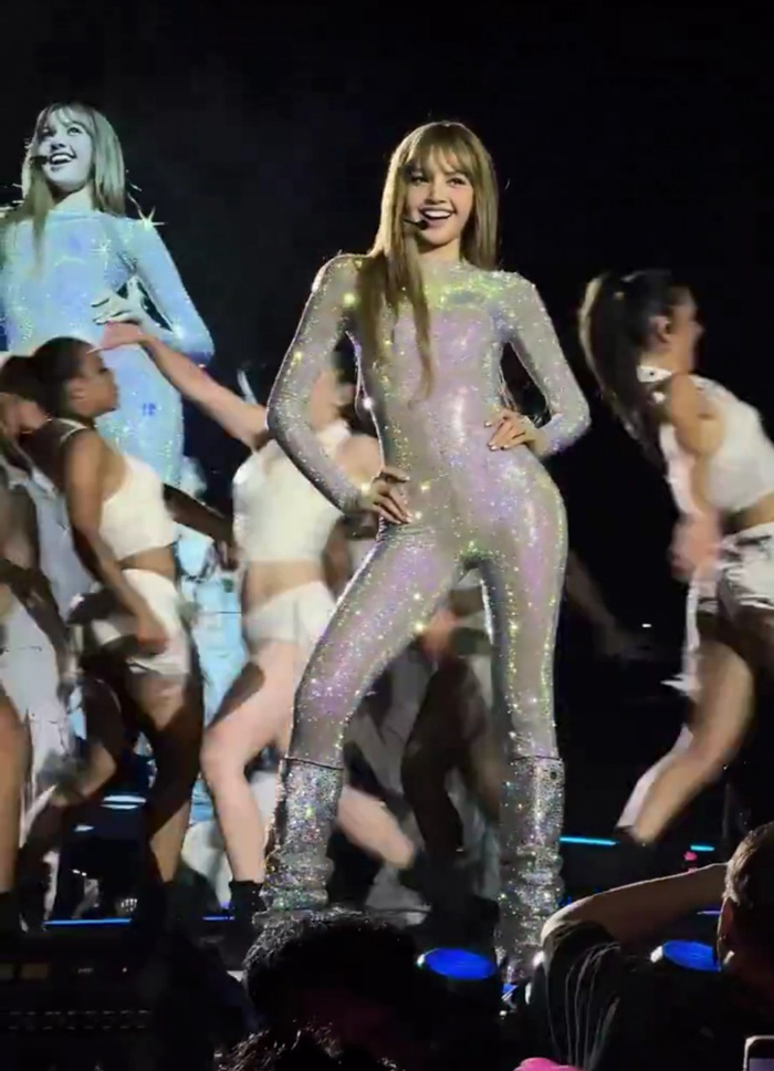 ลิซ่า ชุดขึ้นคอนเสิร์ต BLACKPINK