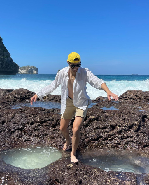 5 ลุคเท่ ๆ แต่งตัวไปทะเล ผู้ชาย ใส่ชุดแบบไหนให้ดูดีมีสไตล์ แม้ในวันพักผ่อน